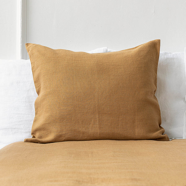 Mix and match the colours of the pillow sham boldly and create a unique atmosphere in your home. The natural linen fabric is hard-wearing and lasts for many years, so this cover will delight you for a long time and add an irreplaceable natural charm to your home.