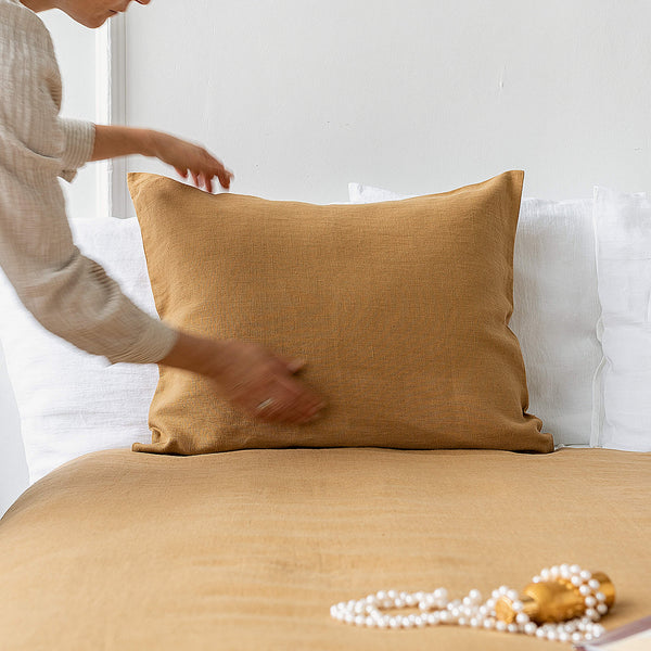 Mix and match the colours of the pillow sham boldly and create a unique atmosphere in your home. The natural linen fabric is hard-wearing and lasts for many years, so this cover will delight you for a long time and add an irreplaceable natural charm to your home.
