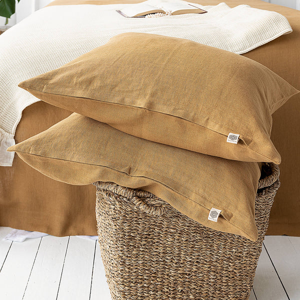Mix and match the colours of the pillow sham boldly and create a unique atmosphere in your home. The natural linen fabric is hard-wearing and lasts for many years, so this cover will delight you for a long time and add an irreplaceable natural charm to your home.