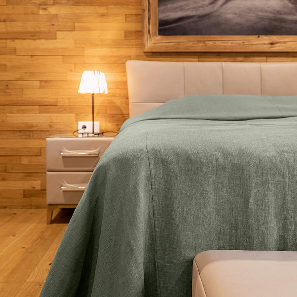 The moss green linen bedspread has been carefully designed to suit a wide range of interior styles and to blend perfectly in both classic and contemporary home spaces. Linen bedspreads are extremely versatile, fitting into a wide range of interiors.