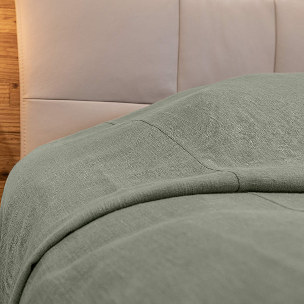 The moss green linen bedspread has been carefully designed to suit a wide range of interior styles and to blend perfectly in both classic and contemporary home spaces. Linen bedspreads are extremely versatile, fitting into a wide range of interiors.