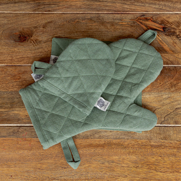 Crafted with care, these moss green linen oven mitten sets are the perfect companions for your culinary adventures.