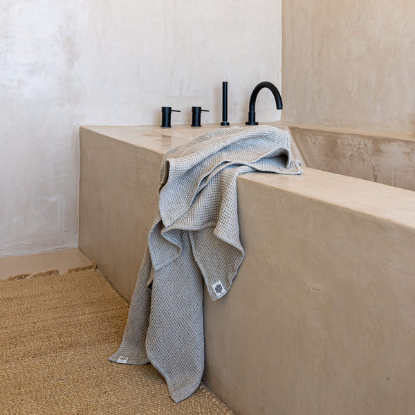 Unbleached natural linen has excellent breathability and good antimicrobial properties, so towels dry faster and are free from mould, germs or unpleasant odours.