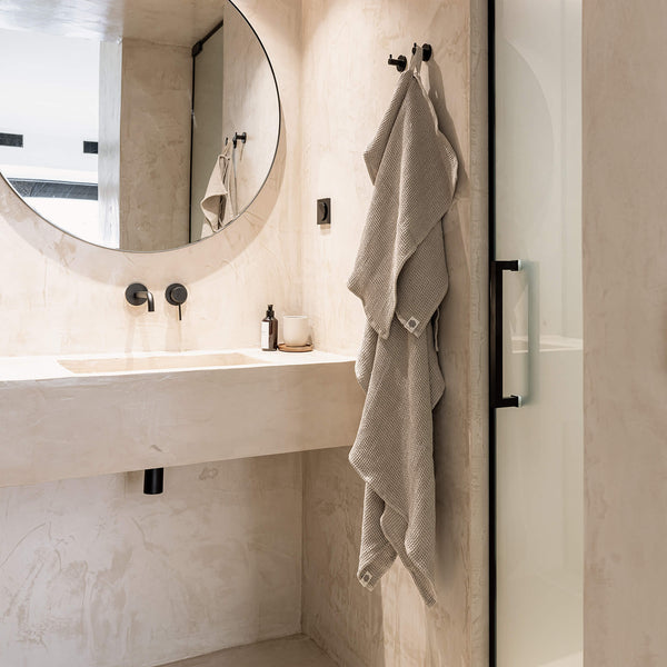 Unbleached natural linen has excellent breathability and good antimicrobial properties, so towels dry faster and are free from mould, germs or unpleasant odours.