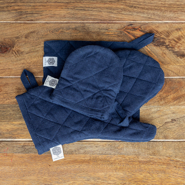Crafted with care, these navy blue linen oven mitten sets are the perfect companions for your culinary adventures.