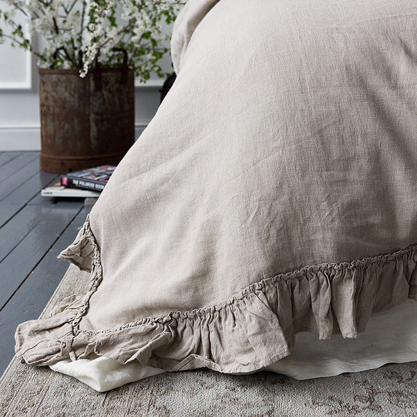 Our unbleached linen duvet cover with ruffles has an unmistakable classic French rustic style and a timeless design that never gets old and is always relevant. This cover allows you to enjoy all the best qualities of natural linen: excellent air permeability and thermoregulatory properties.