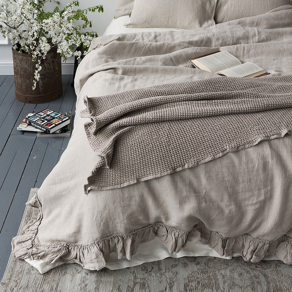 Our unbleached linen duvet cover with ruffles has an unmistakable classic French rustic style and a timeless design that never gets old and is always relevant. This cover allows you to enjoy all the best qualities of natural linen: excellent air permeability and thermoregulatory properties.