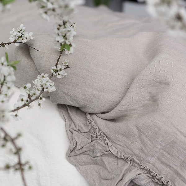 Our unbleached linen duvet cover with ruffles has an unmistakable classic French rustic style and a timeless design that never gets old and is always relevant. This cover allows you to enjoy all the best qualities of natural linen: excellent air permeability and thermoregulatory properties.