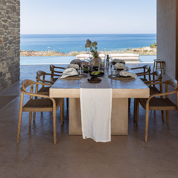 Give your table a touch of distinction and decoration with our off white linen table runner. Use the table runner on its own or combine it with a linen tablecloth, placemats or napkins.