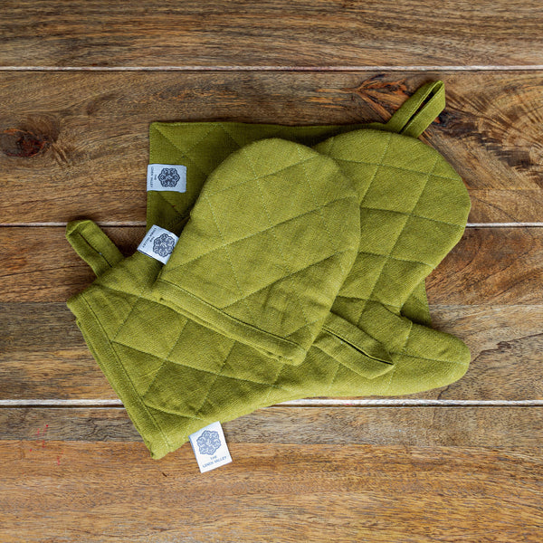 Crafted with care, these olive green linen oven mitten sets are the perfect companions for your culinary adventures.