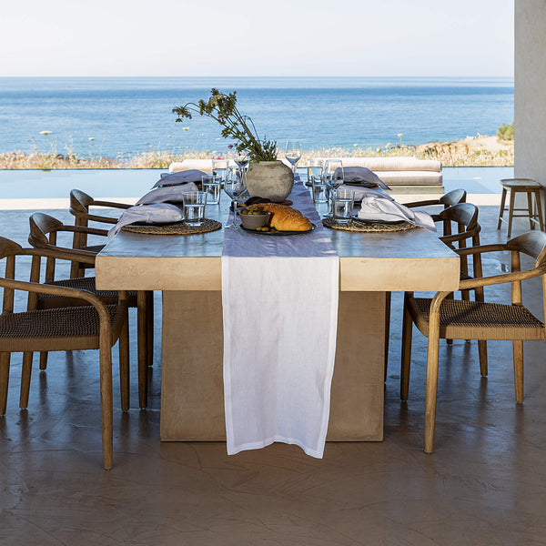 Give your table a touch of distinction and decoration with our optical white linen table runner. Use the table runner on its own or combine it with a linen tablecloth, placemats or napkins.