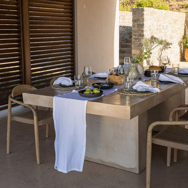 Give your table a touch of distinction and decoration with our optical white linen table runner. Use the table runner on its own or combine it with a linen tablecloth, placemats or napkins.
