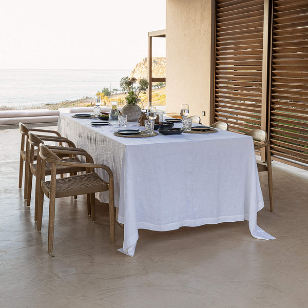 Listen to your wishes and dreams and give your dining area a new character with our optical white linen tablecloth in an easy and stylish way. Our linen tablecloths are made from high quality natural linen and are designed to last you a long time.