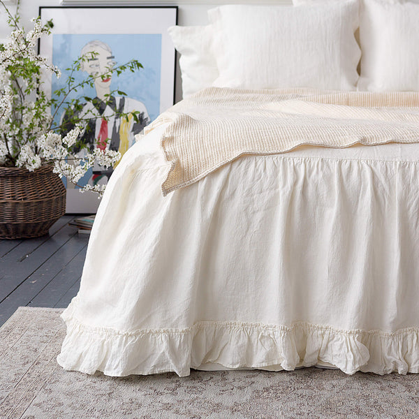 Introducing our charcoal grey linen bed valance, the perfect addition to complete your bedding look.Whether you're looking to enhance the aesthetics of your bedroom or simply add a functional element to your bedding, our charcoal grey bed valance is a perfect choice.