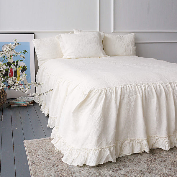 Introducing our charcoal grey linen bed valance, the perfect addition to complete your bedding look.Whether you're looking to enhance the aesthetics of your bedroom or simply add a functional element to your bedding, our charcoal grey bed valance is a perfect choice.