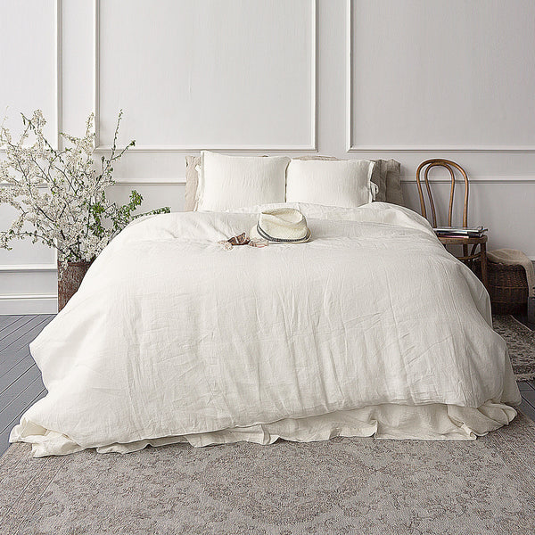 Introducing the off white linen duvet cover set - the perfect way to change your bedroom style and improve the quality of your sleep. Our natural linen duvets are made from a wide fabric for a luxurious feel without any extra seams in the middle.