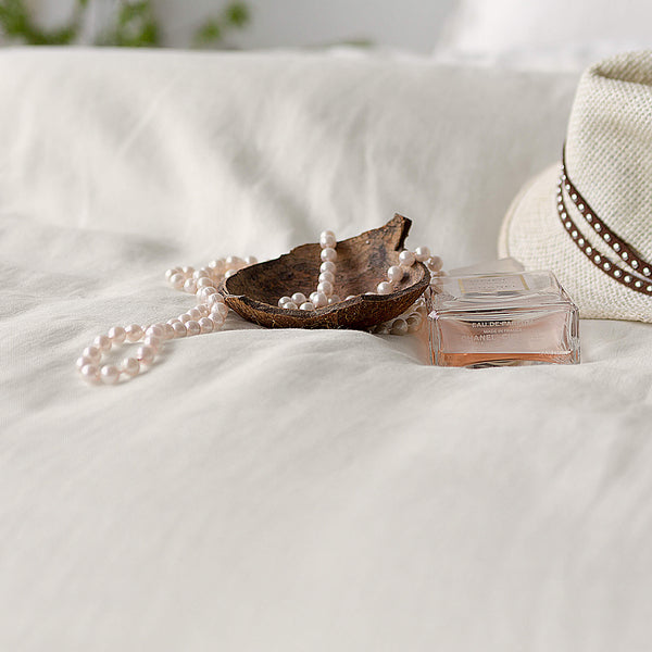 Introducing the off white linen duvet cover set - the perfect way to change your bedroom style and improve the quality of your sleep. Our natural linen duvets are made from a wide fabric for a luxurious feel without any extra seams in the middle.