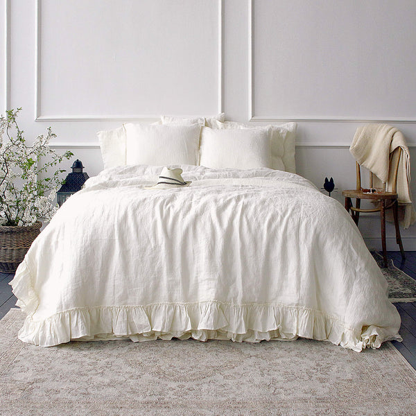 Our off white linen duvet cover with ruffles has an unmistakable classic French rustic style and a timeless design that never gets old and is always relevant. The natural linen fabric is hard-wearing and lasts for many years, so this cover will delight you for a long time and add an irreplaceable natural charm to your home.
