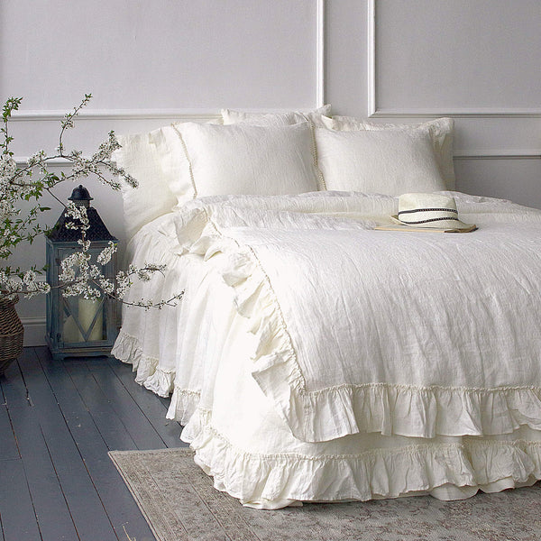 Our off white linen duvet cover with ruffles has an unmistakable classic French rustic style and a timeless design that never gets old and is always relevant. The natural linen fabric is hard-wearing and lasts for many years, so this cover will delight you for a long time and add an irreplaceable natural charm to your home.
