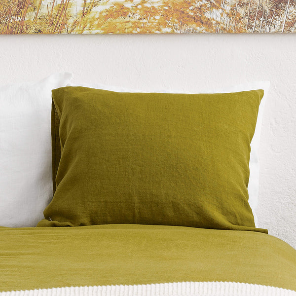 Mix and match the colours of the pillow sham boldly and create a unique atmosphere in your home. The natural linen fabric is hard-wearing and lasts for many years, so this cover will delight you for a long time and add an irreplaceable natural charm to your home.