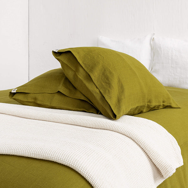 Mix and match the colours of the pillow sham boldly and create a unique atmosphere in your home. The natural linen fabric is hard-wearing and lasts for many years, so this cover will delight you for a long time and add an irreplaceable natural charm to your home.
