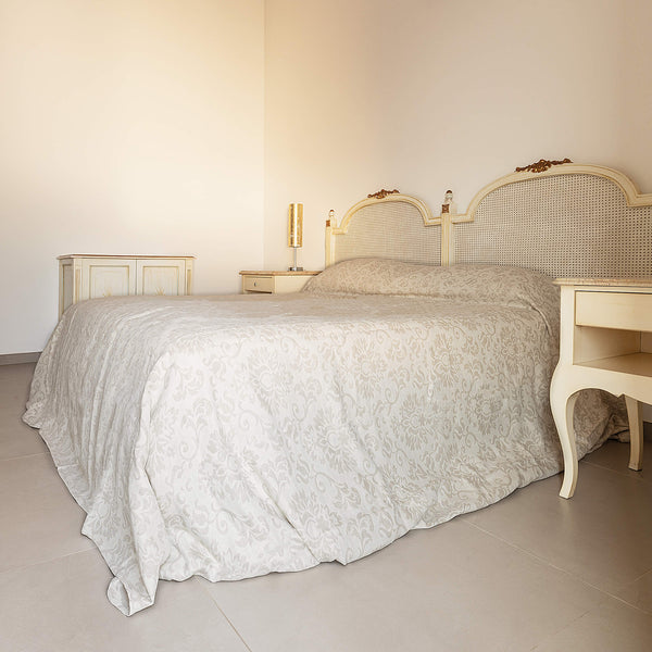 The royal floral pattern linen bedspread has been carefully designed to suit a wide range of interior styles and to blend perfectly in both classic and contemporary home spaces.Our linen bedspreads are extremely versatile, fitting into a wide range of interiors and complementing them perfectly, adding new colours and emotions.