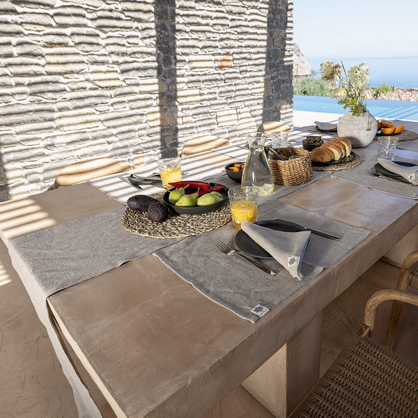 Give your table a touch of distinction and decoration with our rustic unbleached linen table runner. Use the table runner on its own or combine it with a linen tablecloth, placemats or napkins.