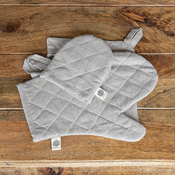 Crafted with care, these rustic unbleached linen oven mitten sets are the perfect companions for your culinary adventures.