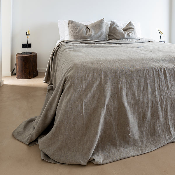 Rustic unbleached linen bedspread has been carefully designed to suit a wide range of interior styles and blend perfectly in both classic and contemporary home spaces. Our linen bedspreads are extremely versatile and complementing different interiors.