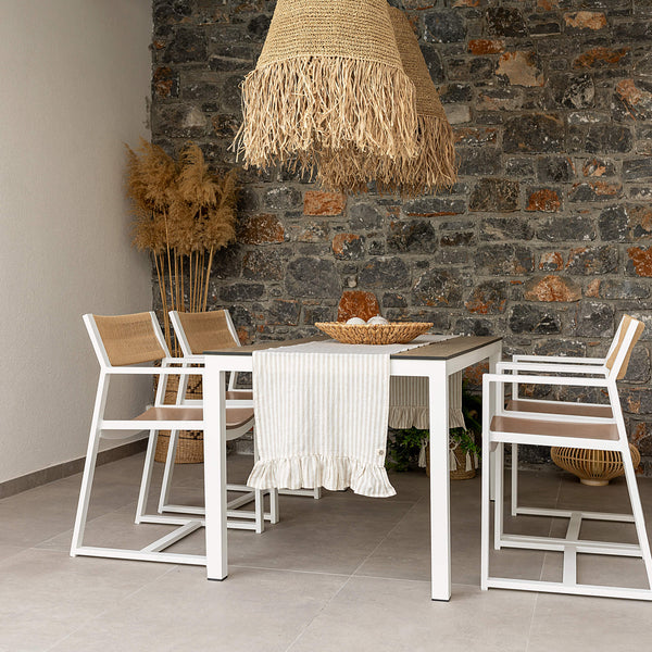 Give your table a touch of distinction and decoration with our striped linen table runner with ruffle. Use the table runner on its own or combine it with a linen tablecloth, placemats or napkins.