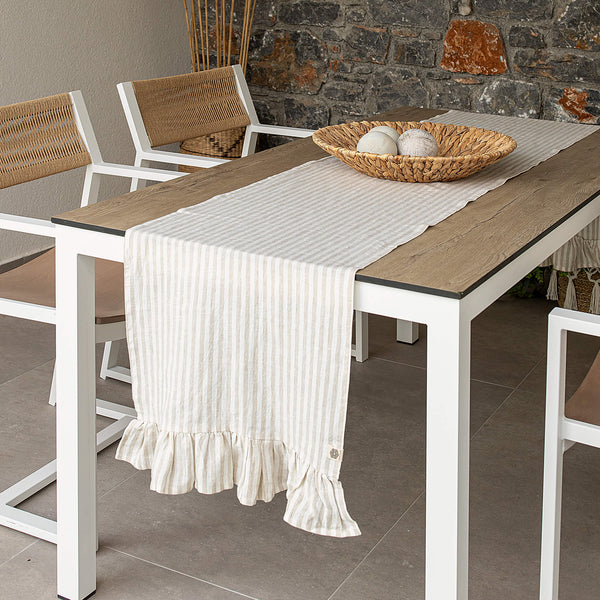 Give your table a touch of distinction and decoration with our striped linen table runner with ruffle. Use the table runner on its own or combine it with a linen tablecloth, placemats or napkins.
