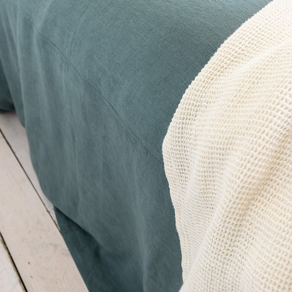 The teal blue linen bedspread has been carefully designed to suit a wide range of interior styles and to blend perfectly in both classic and contemporary home spaces.Our linen bedspreads are extremely versatile, fitting into a wide range of interiors and complementing them perfectly, adding new colours and emotions.