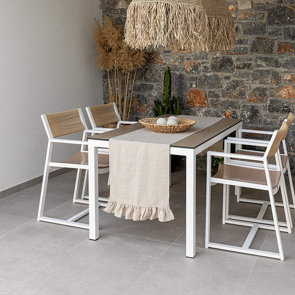 Give your table a touch of distinction and decoration with our unbleached linen table runner with ruffle. Use the table runner on its own or combine it with a linen tablecloth, placemats or napkins.