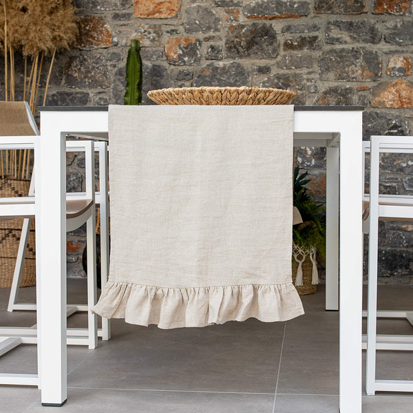 Give your table a touch of distinction and decoration with our unbleached linen table runner with ruffle. Use the table runner on its own or combine it with a linen tablecloth, placemats or napkins.