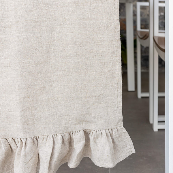 Give your table a touch of distinction and decoration with our unbleached linen table runner with ruffle. Use the table runner on its own or combine it with a linen tablecloth, placemats or napkins.