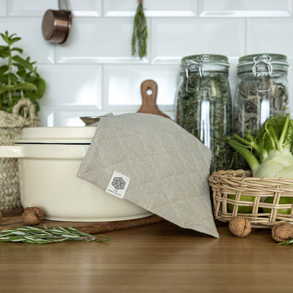 The linen pot holder come in a variety of pastel and rich colours, which are a perfect match for our other home textiles.