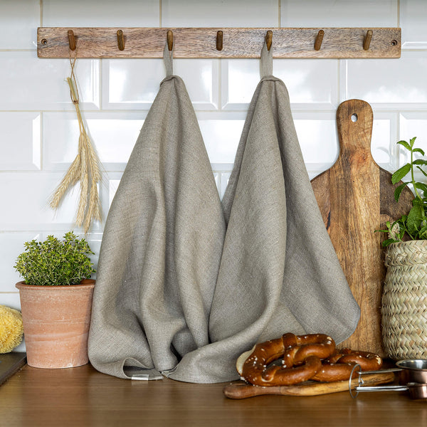 The unbleached linen tea towels made of natural linen are durable, making them the ideal companions for your daily culinary adventures. Carefully crafted, our linen tea towels are not only practical but also add colour and sophistication to your kitchen.