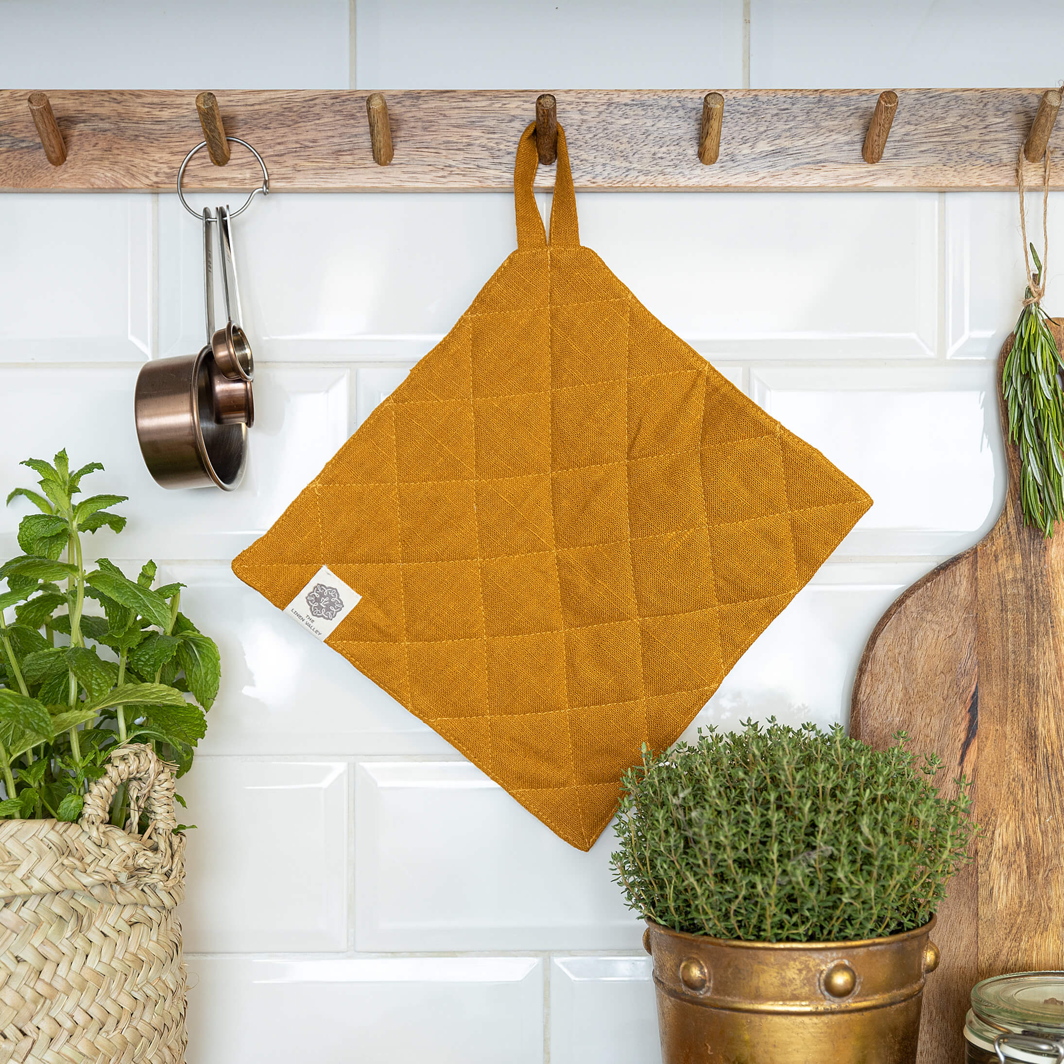 The linen pot holder come in a variety of pastel and rich colours, which are a perfect match for our other home textiles.