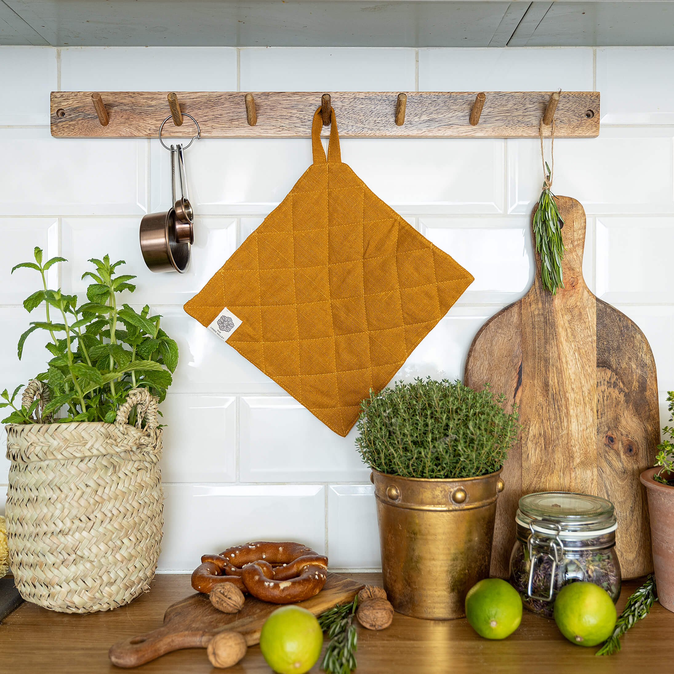The linen pot holder come in a variety of pastel and rich colours, which are a perfect match for our other home textiles.