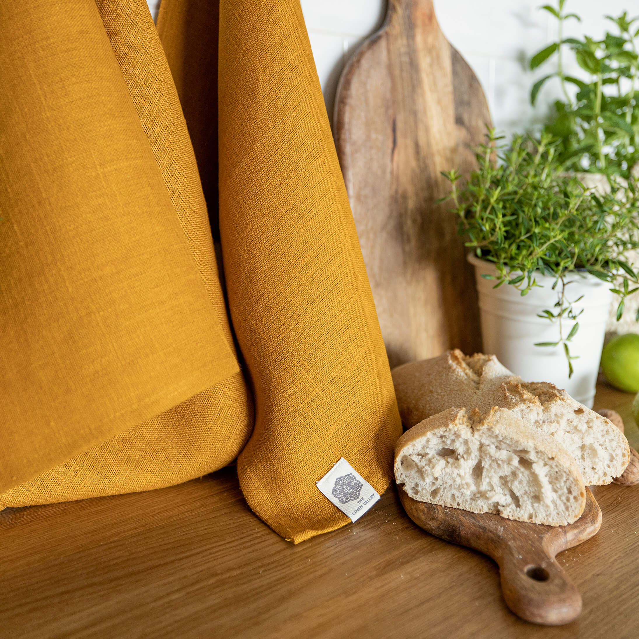 The amber yellow tea towels made of natural linen are durable, making them the ideal companions for your daily culinary adventures. Carefully and precisely crafted, our linen tea towels are not only practical but also add colour and sophistication to your kitchen.