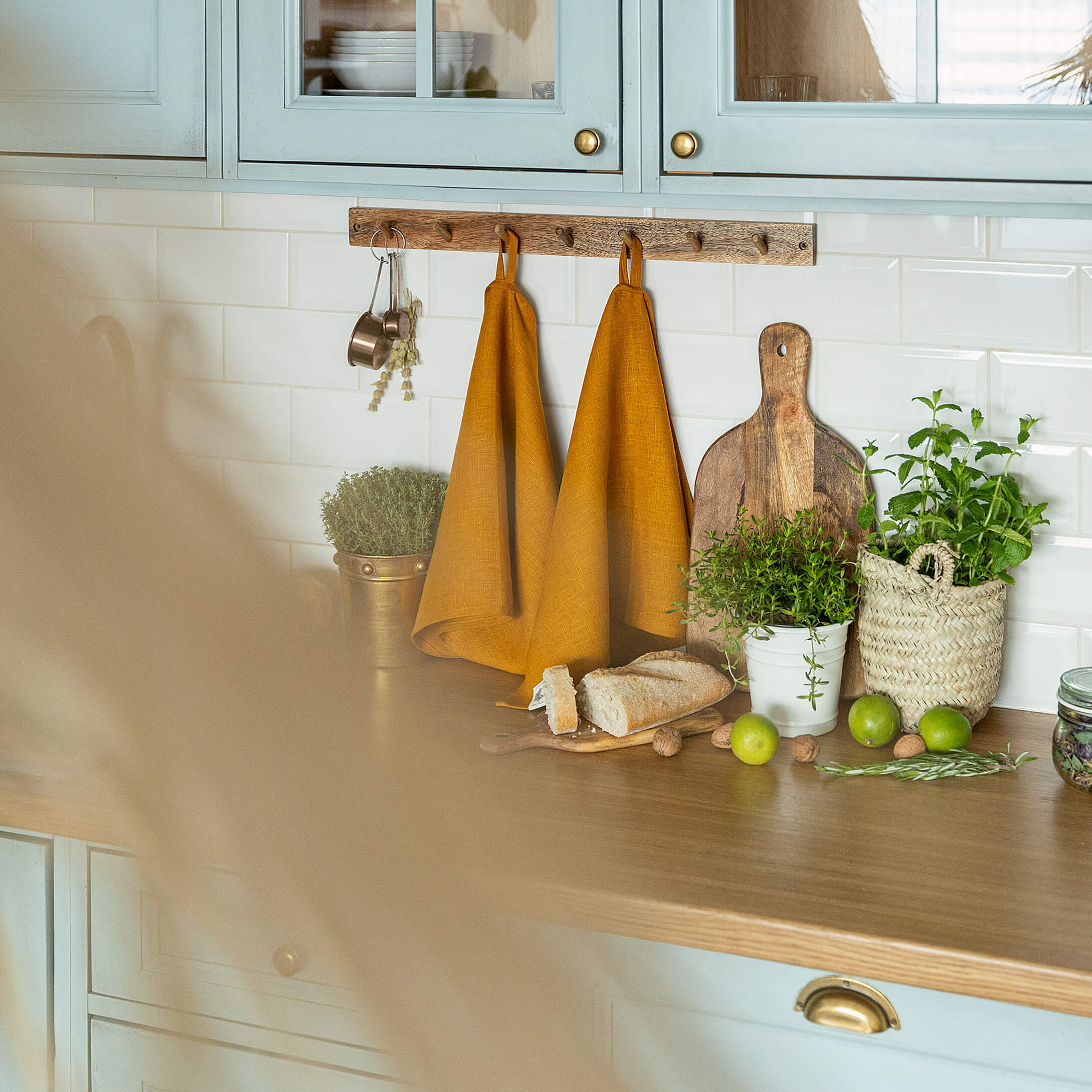 The amber yellow tea towels made of natural linen are durable, making them the ideal companions for your daily culinary adventures. Carefully and precisely crafted, our linen tea towels are not only practical but also add colour and sophistication to your kitchen.