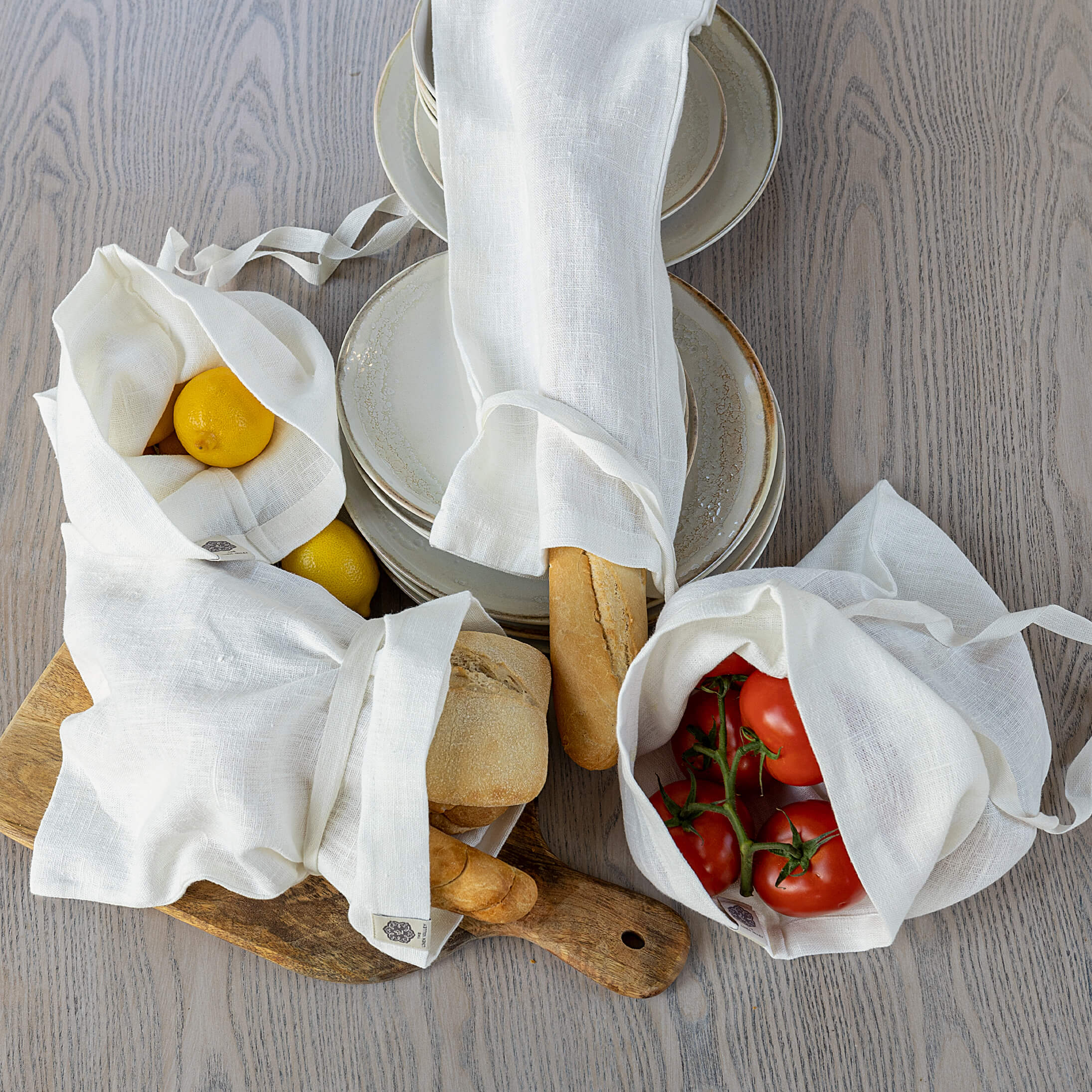 The linen bread bag is made of natural linen, so all the good qualities of linen, such as breathability and moisture permeability, serve to ensure maximum freshness of the bread. The bread bag is designed to be tied with a drawstring, which also helps to preserve all good qualities of the bread.