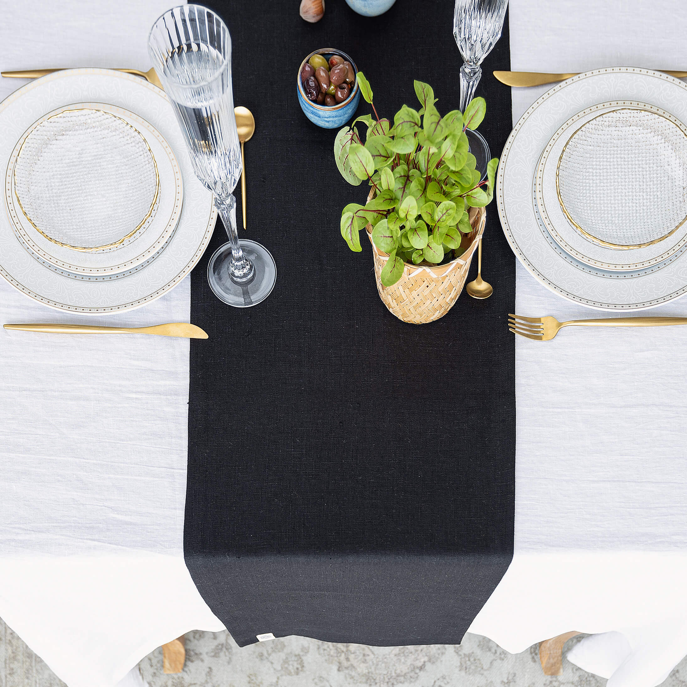 Give your table a touch of distinction and decoration with our amber yellow linen table runner. Use the table runner on its own or combine it with a linen tablecloth, placemats or napkins.