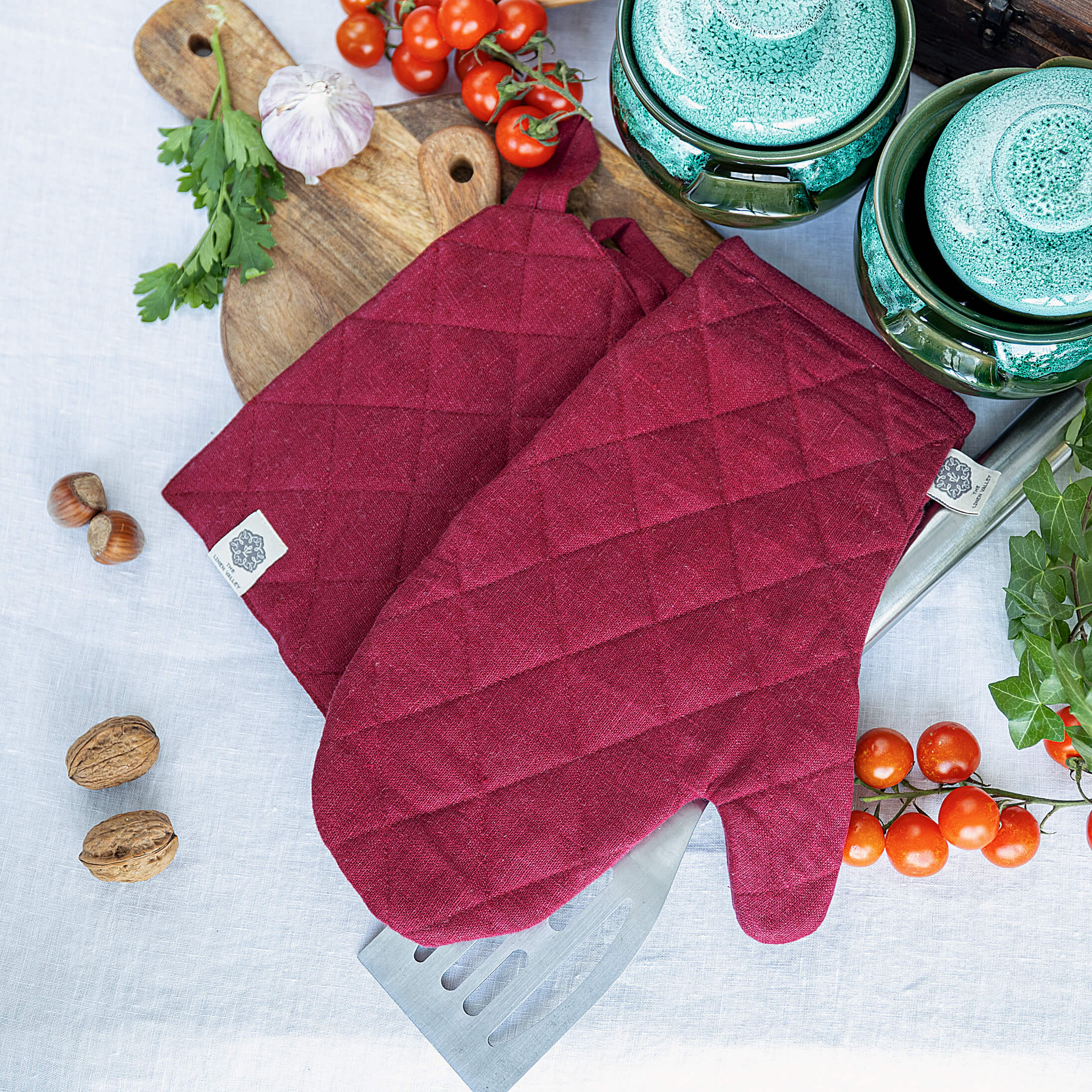 Burgundy red linen oven mitt set (2 pcs) in heavyweight 260 g/m² European linen