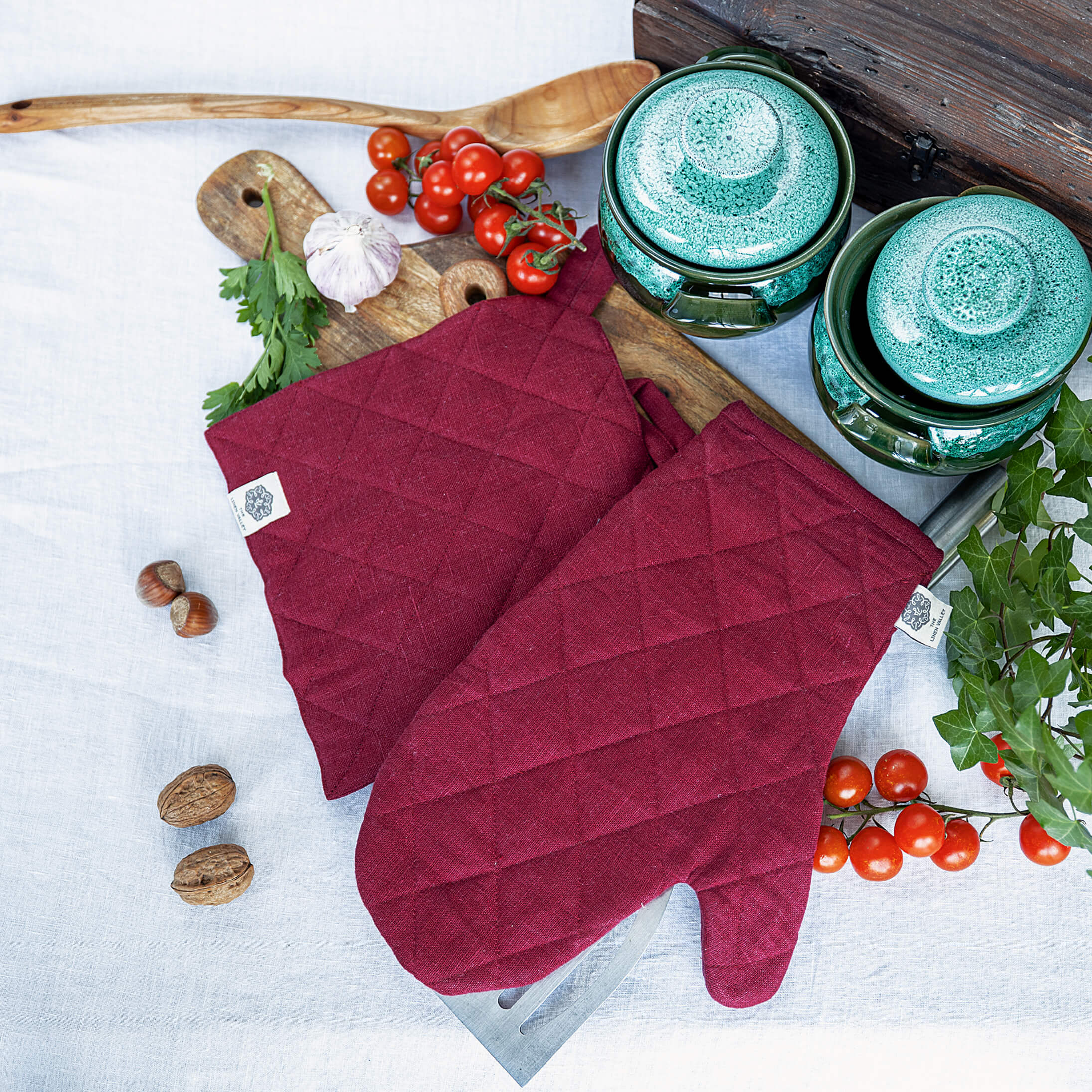 Burgundy red linen oven mitt set (2 pcs) in heavyweight 260 g/m² European linen