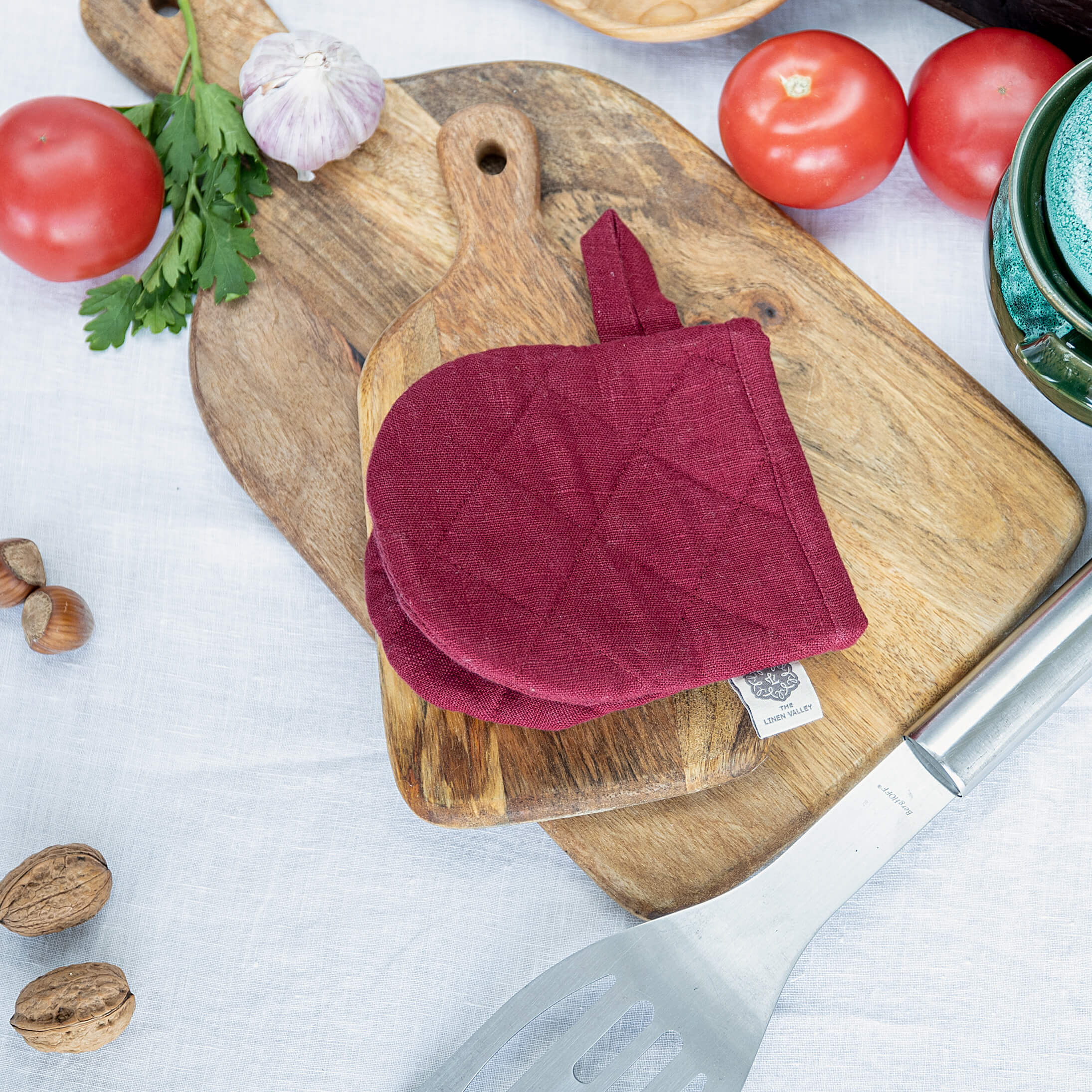 Crafted with a quilted exterior and heat-insulating padding on the inside, it provides reliable protection for your hand and forearm against heat while handling hot dishes and cookware.