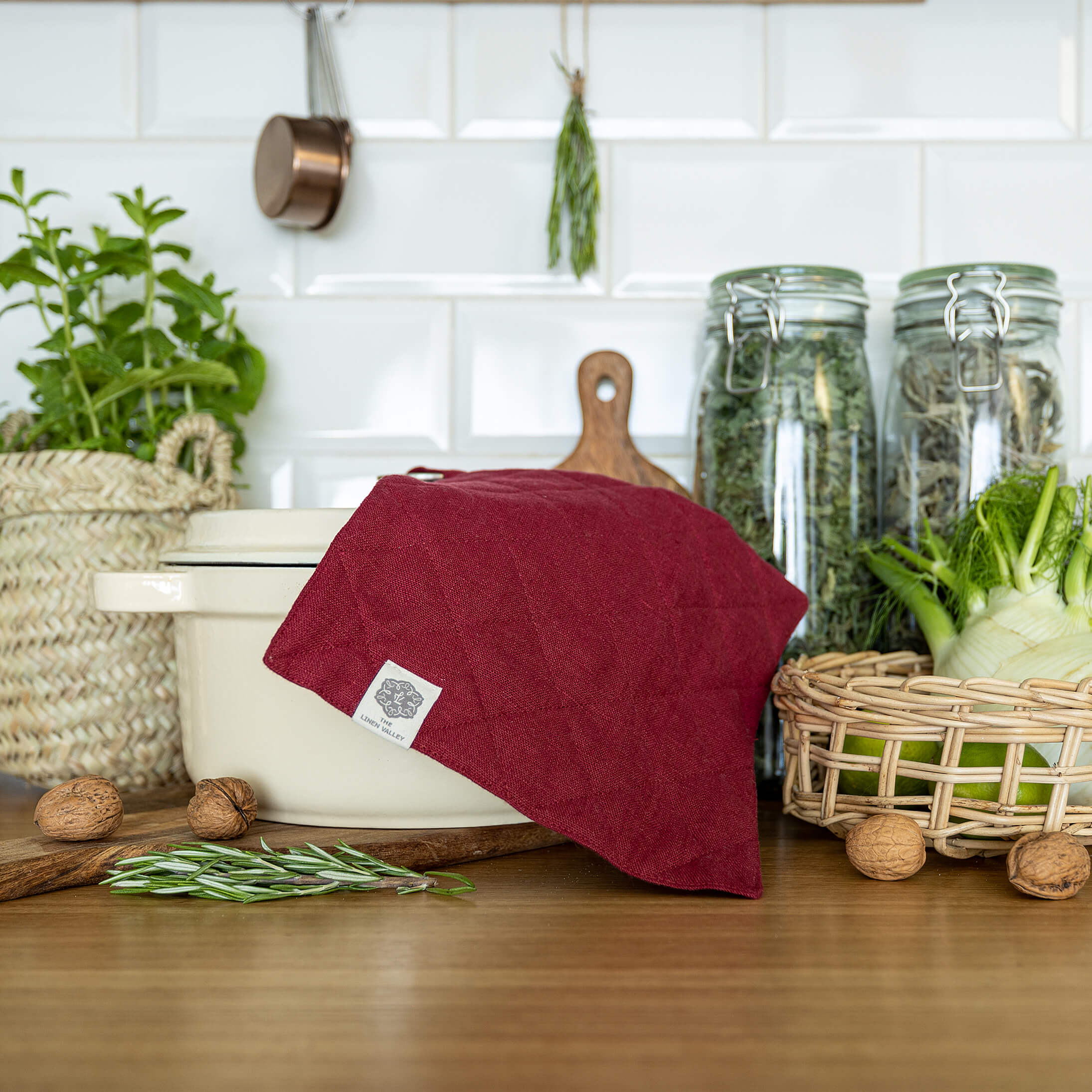The linen pot holder come in a variety of pastel and rich colours, which are a perfect match for our other home textiles.