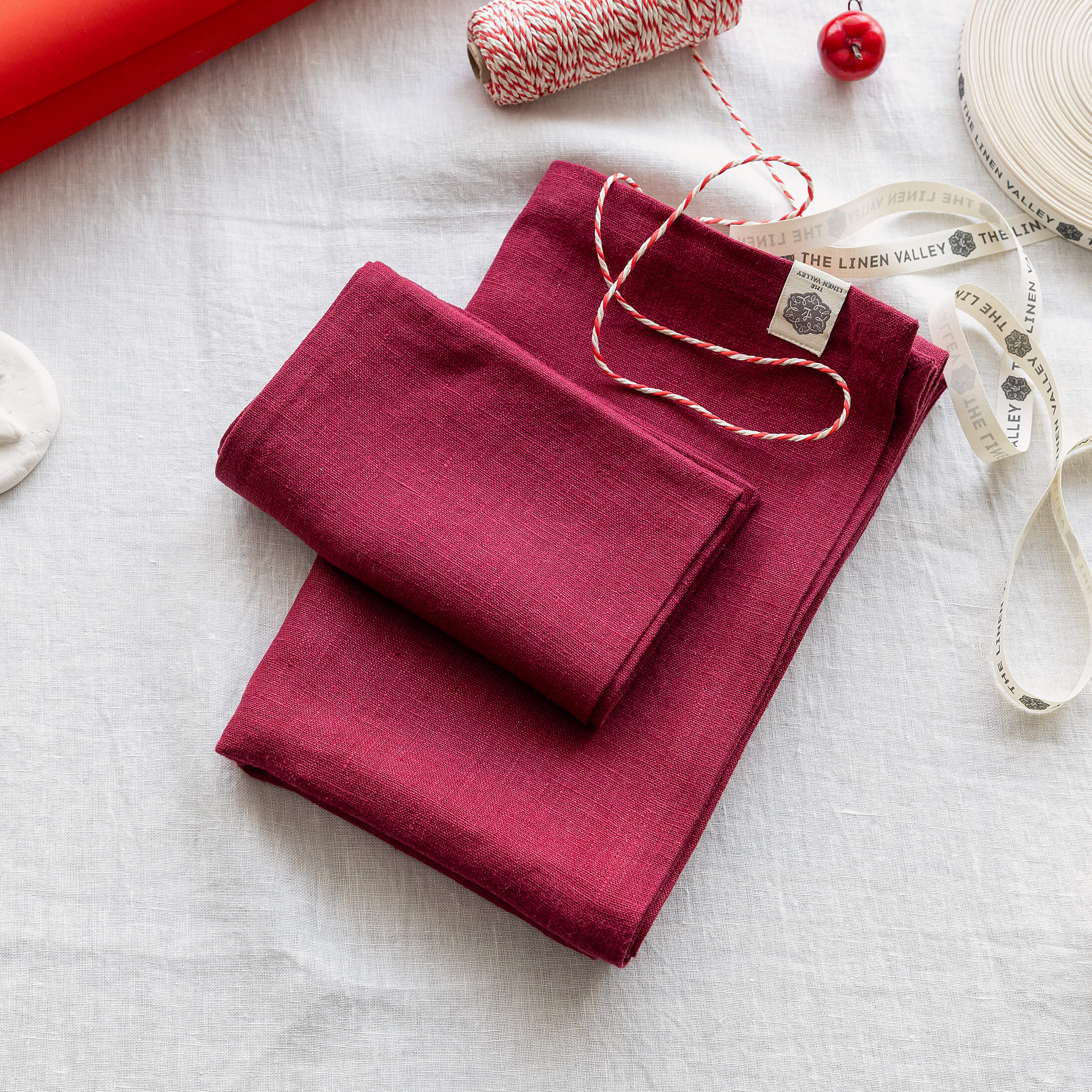 Burgundy red linen table runner and napkins gift set in heavyweight 260 g/m² European linen