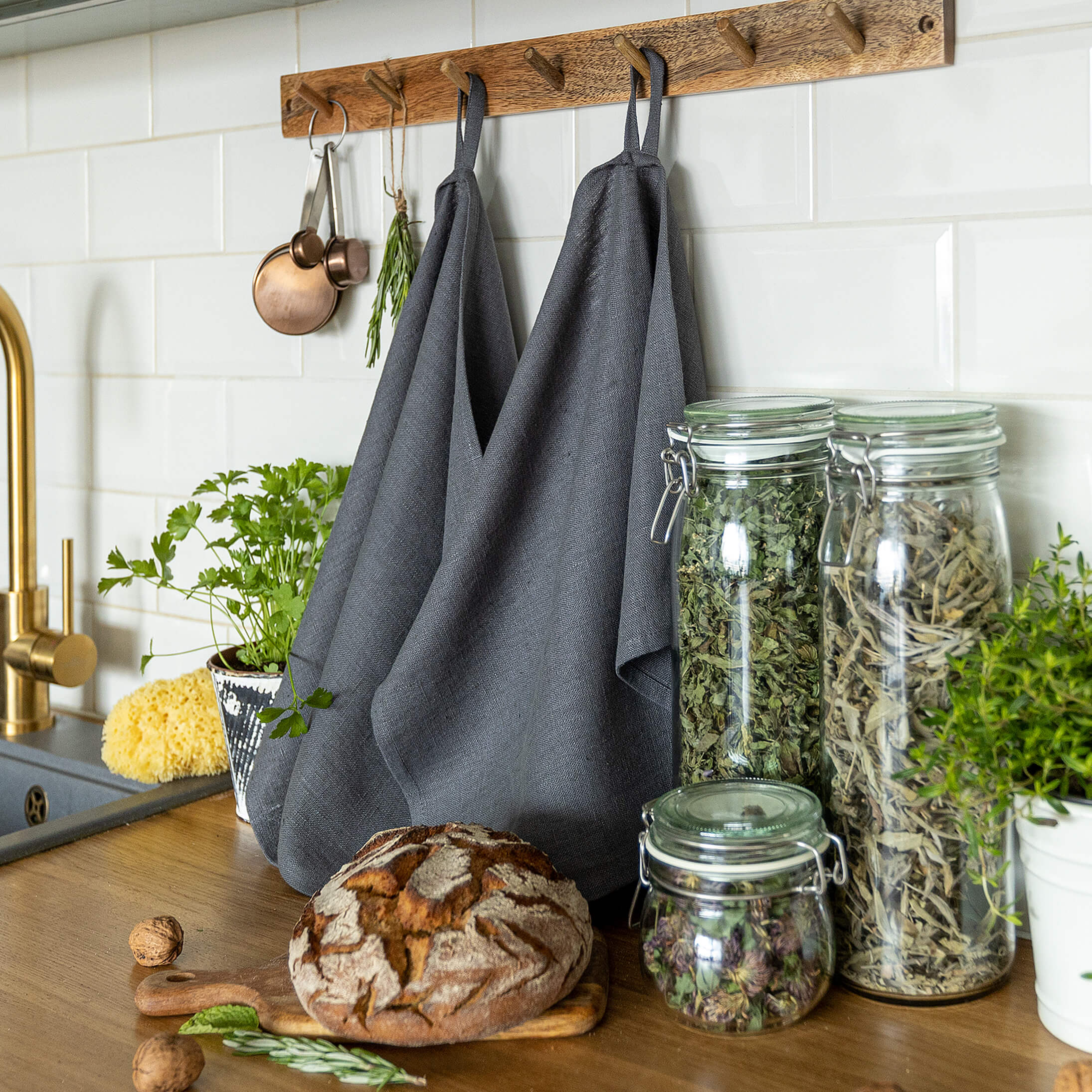 Charcoal grey tea towels made of natural linen are durable, making them the ideal companions for your daily culinary adventures. Carefully crafted, our linen tea towels are not only practical but also add colour and sophistication to your kitchen.