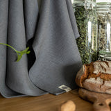 Charcoal grey tea towels made of natural linen are durable, making them the ideal companions for your daily culinary adventures. Carefully crafted, our linen tea towels are not only practical but also add colour and sophistication to your kitchen.